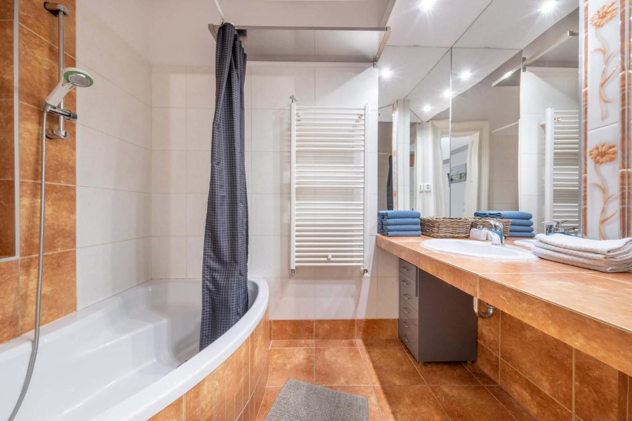 Anastasia 2 Bedrooms Apartment On Vaci Utca Budapest Exterior photo